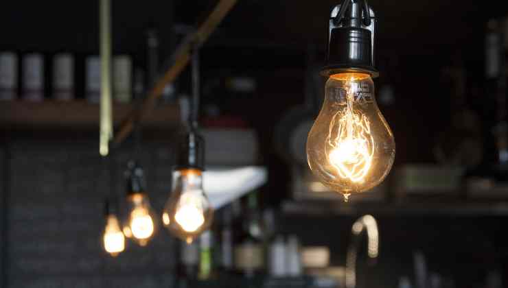 lasciare le lampadine accese consuma energia elettrica e soldi