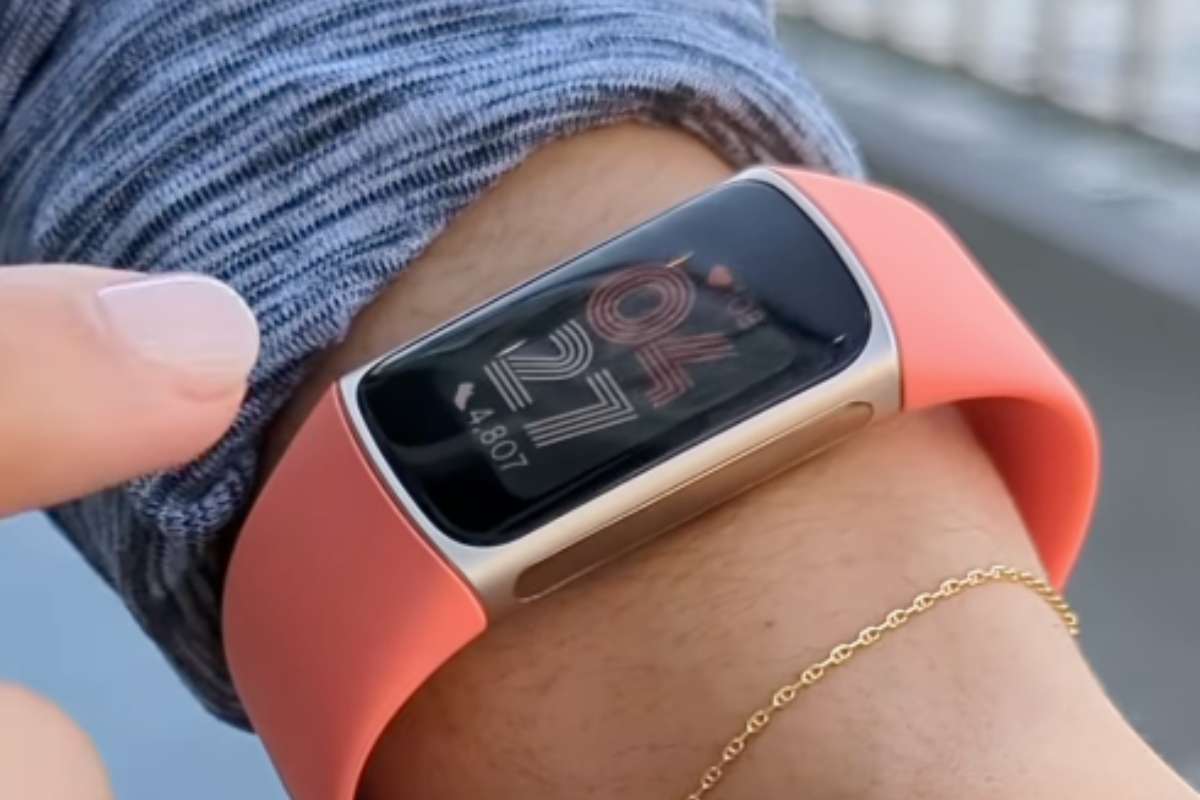 il fitbit charge 6 ha il pulsante laterale